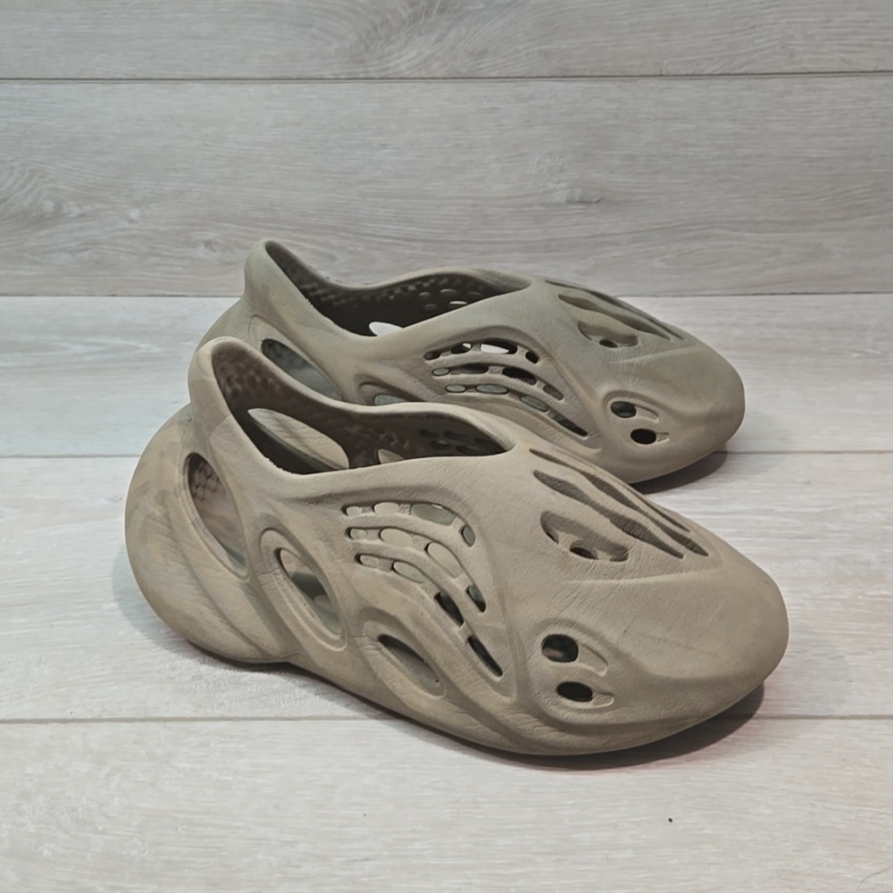 Adidas Yeezy Unisex Foam Rnnr sz 4